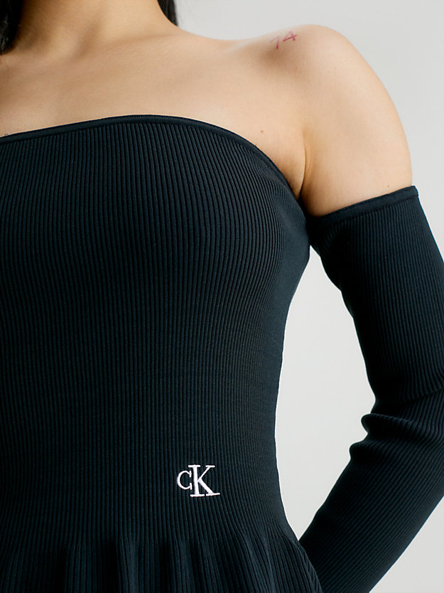 ck black sukienka z odkrytymi ramionami z prążkowanej dzianiny dla kobiety - calvin klein jeans