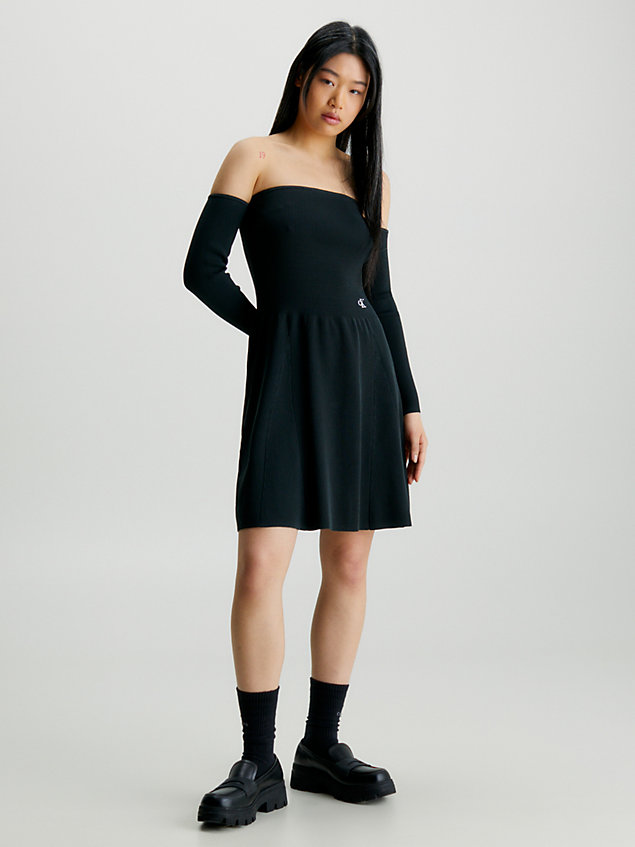 black sukienka z odkrytymi ramionami z prążkowanej dzianiny dla kobiety - calvin klein jeans