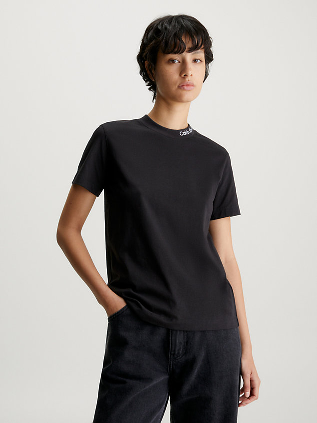 black dopasowany t-shirt z logo i kołnierzykiem dla kobiety - calvin klein jeans