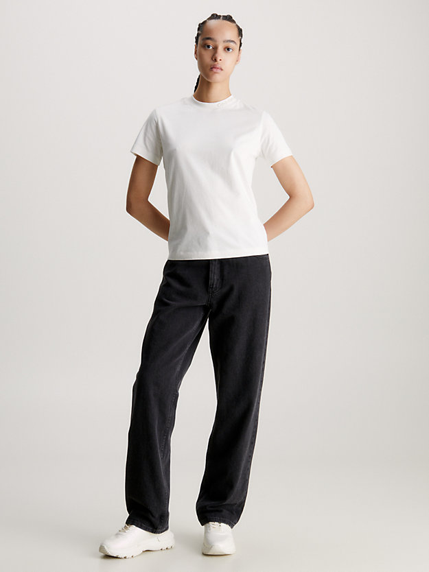 ivory / plaza taupe schmales t-shirt mit logo-kragen für damen - calvin klein jeans