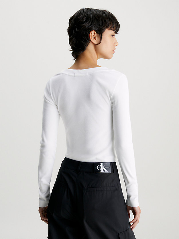bright white wąski prążkowany top z dekoltem w serek dla kobiety - calvin klein jeans