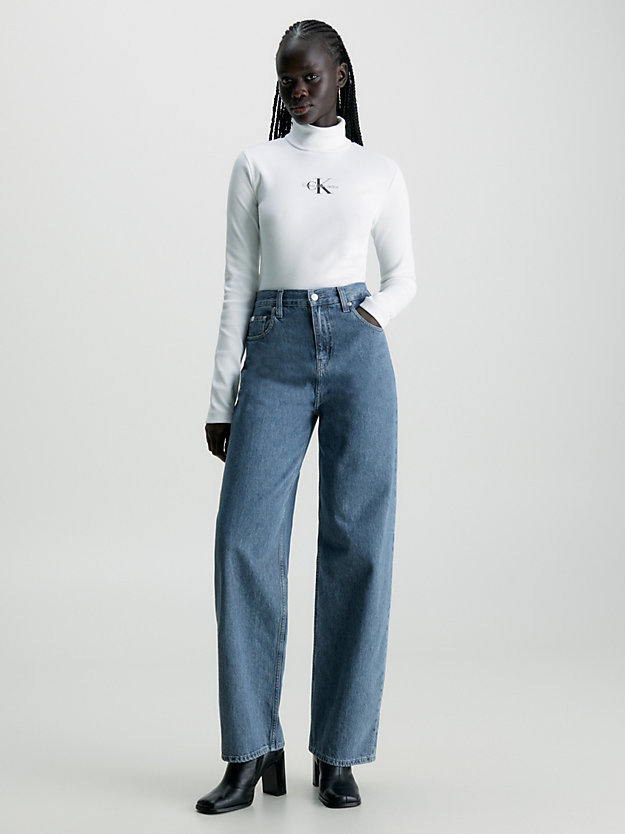 bright white prążkowany top z golfem i monogramem dla kobiety - calvin klein jeans