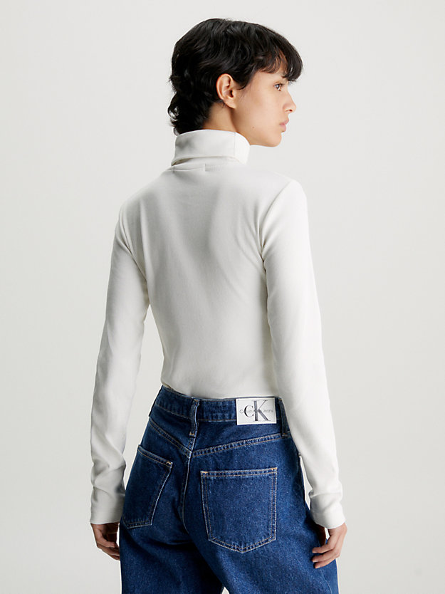 ivory prążkowany top z golfem i monogramem dla kobiety - calvin klein jeans