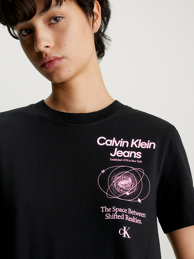 ck black/neon pink swobodny t-shirt z nadrukiem z tyłu dla kobiety - calvin klein jeans