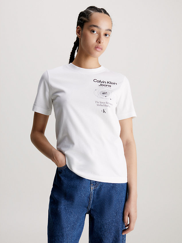 white lässiges t-shirt mit print am rücken für damen - calvin klein jeans