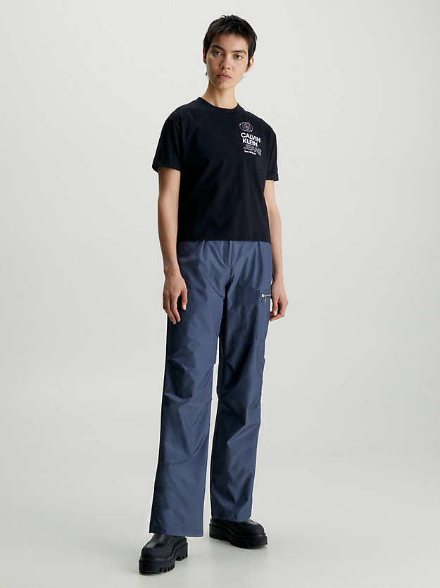ck black/bright white relaxed t-shirt met print achterkant voor dames - calvin klein jeans