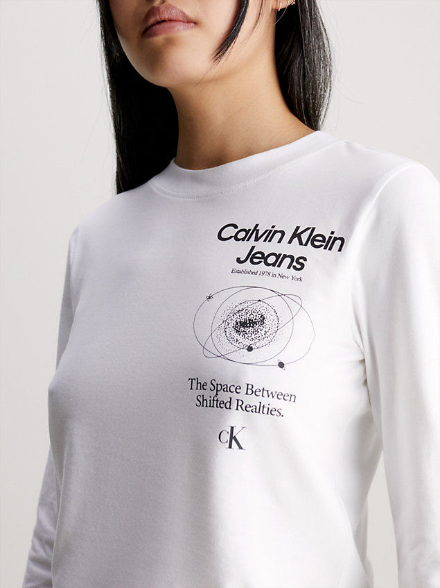 white t-shirt z logo z długim rękawem o skróconym fasonie dla kobiety - calvin klein jeans
