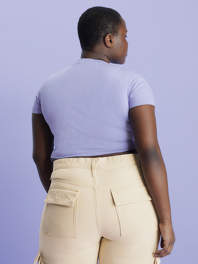 purple t-shirt o skróconym kroju z monogramem dla kobiety - calvin klein jeans