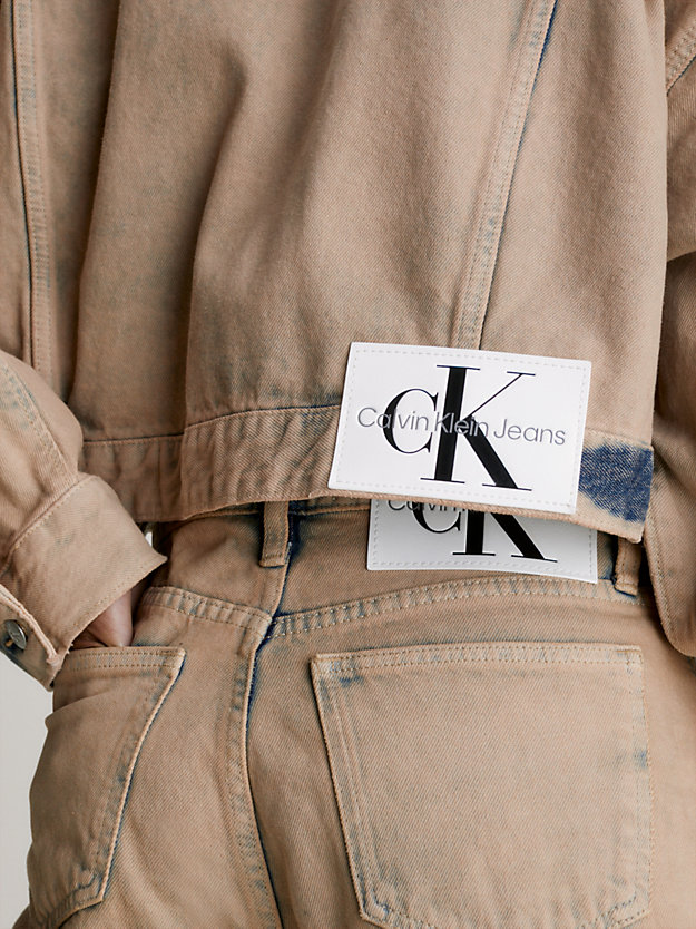 brown swobodna kurtka jeansowa o skróconym fasonie dla kobiety - calvin klein jeans