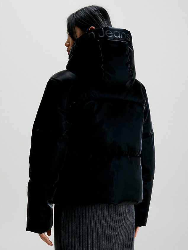 black swobodna kurtka puchowa z delikatnym połyskiem dla kobiety - calvin klein jeans