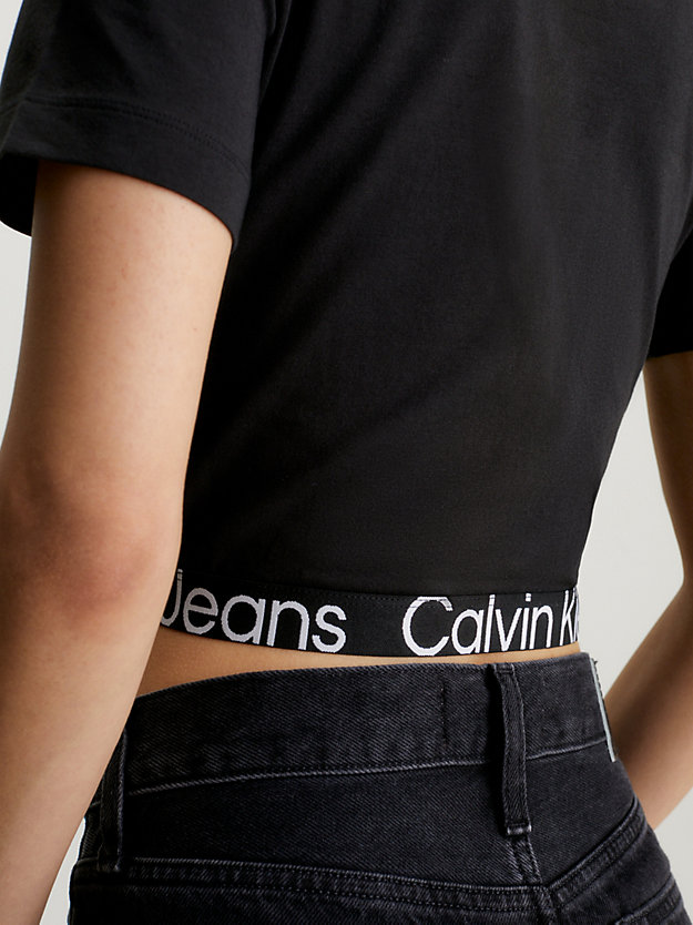 ck black smal cropped t-shirt met logo tape voor dames - calvin klein jeans
