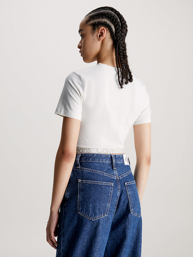 white wąski t-shirt z taśmą z logo o krótkim fasonie dla kobiety - calvin klein jeans