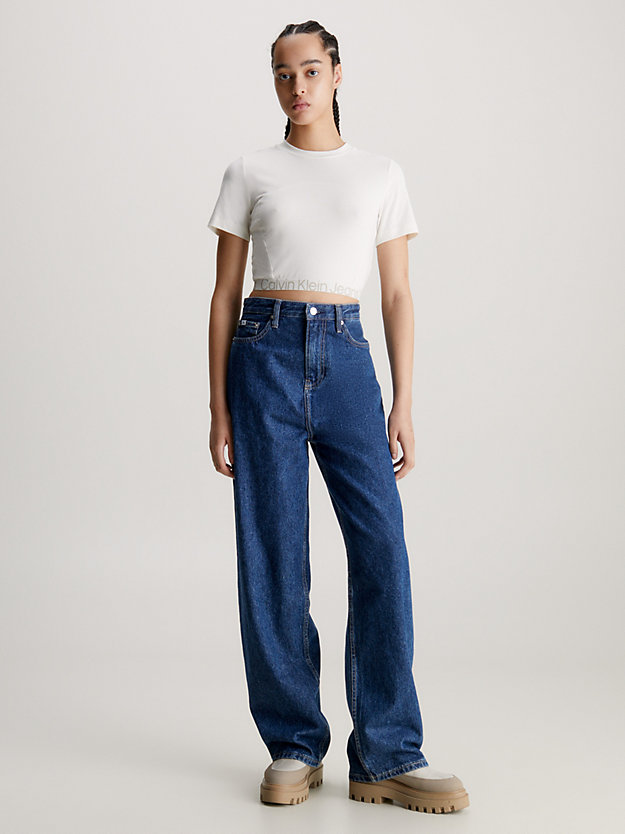 ivory / plaza taupe wąski t-shirt z taśmą z logo o krótkim fasonie dla kobiety - calvin klein jeans
