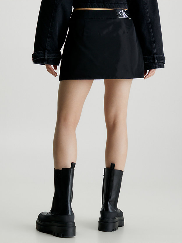 ck black błyszcząca spódnica mini z wycięciem dla kobiety - calvin klein jeans