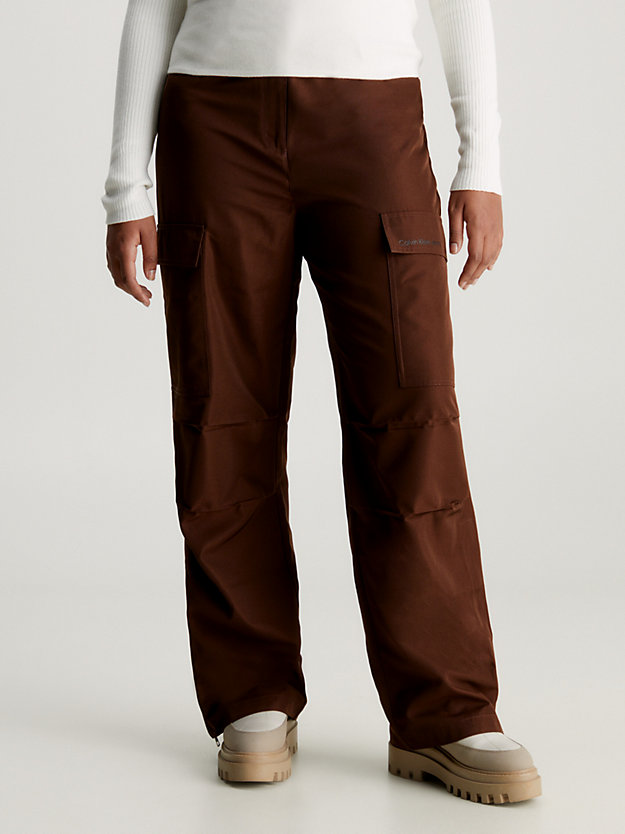 pantalon cargo relaxed droit dark chestnut pour femmes calvin klein jeans