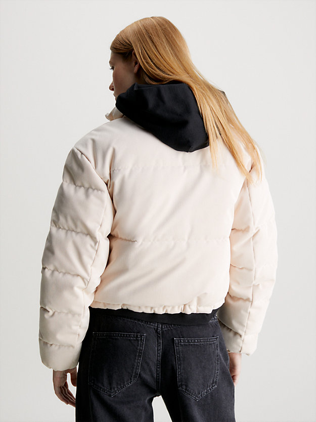 putty beige krótka sztruksowa kurtka puchowa dla kobiety - calvin klein jeans