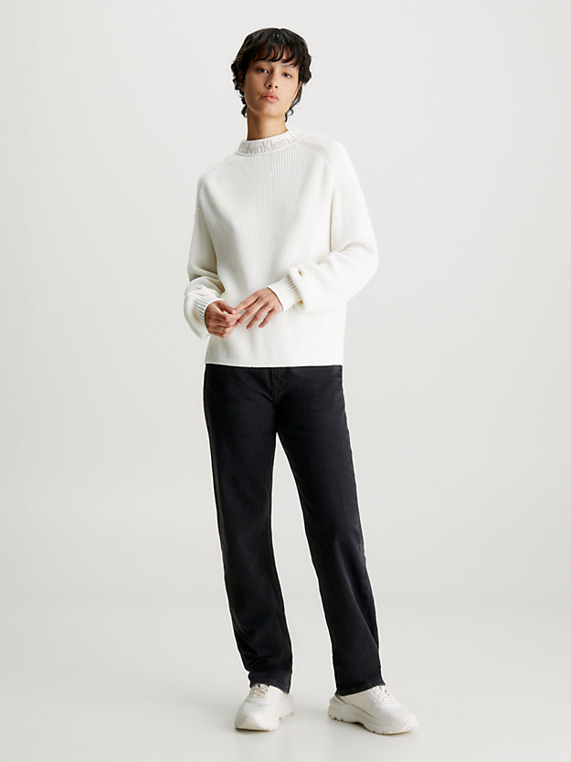 ivory sweter bawełniany z kołnierzykiem i logo dla kobiety - calvin klein jeans