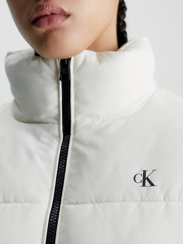 white kurtka puchowa z logo u dołu dla kobiety - calvin klein jeans
