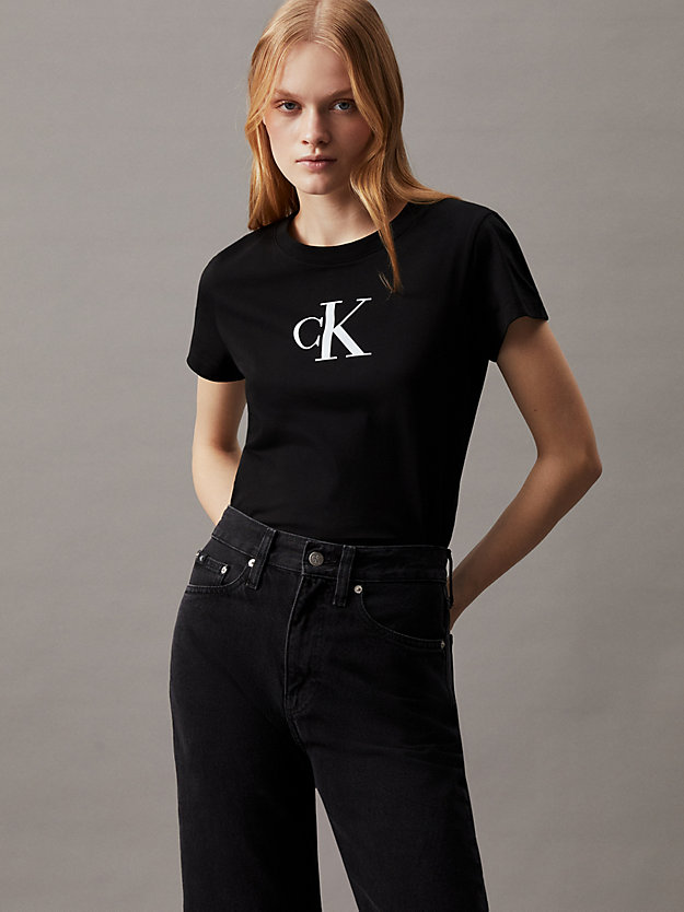pvh black schmales monogramm-t-shirt für damen - calvin klein jeans