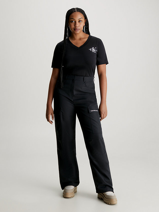 black monogramm-t-shirt mit v-ausschnitt in großen größen für damen - calvin klein jeans