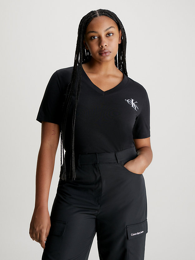ck black monogramm-t-shirt mit v-ausschnitt in großen größen für damen - calvin klein jeans