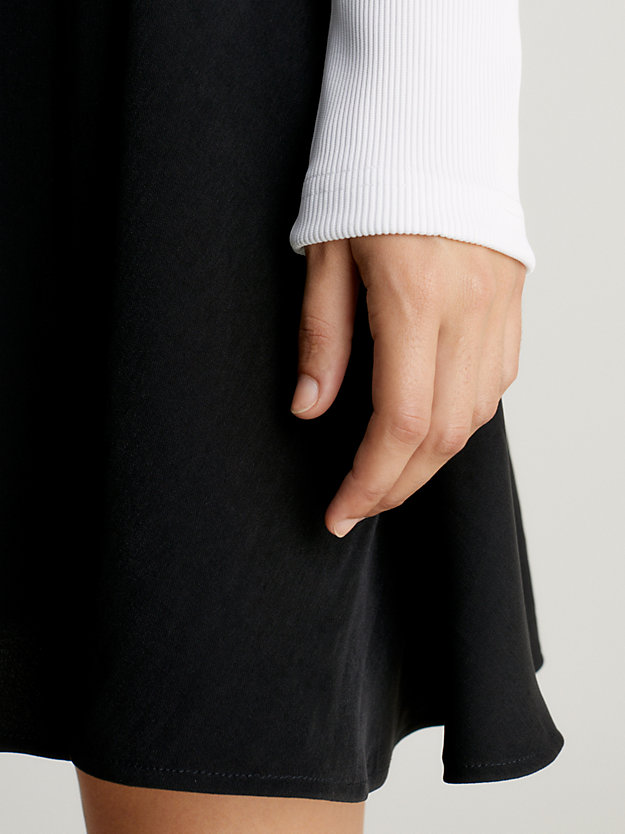 bright white / ck black sukienka z taśmą z logo i długim rękawem dla kobiety - calvin klein jeans