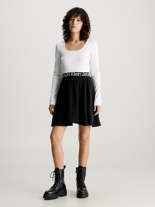 bright white / ck black sukienka z taśmą z logo i długim rękawem dla kobiety - calvin klein jeans
