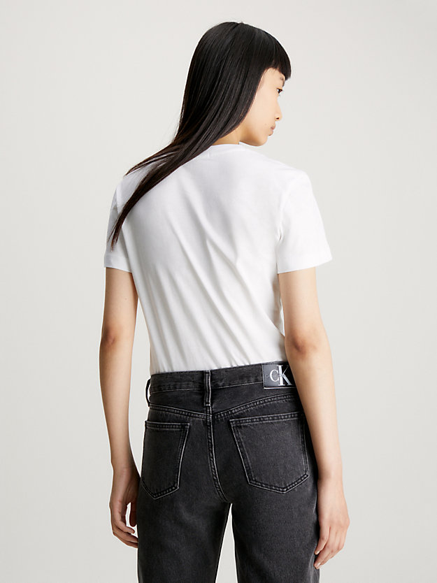 bright white wąski t-shirt z monogramem dla kobiety - calvin klein jeans