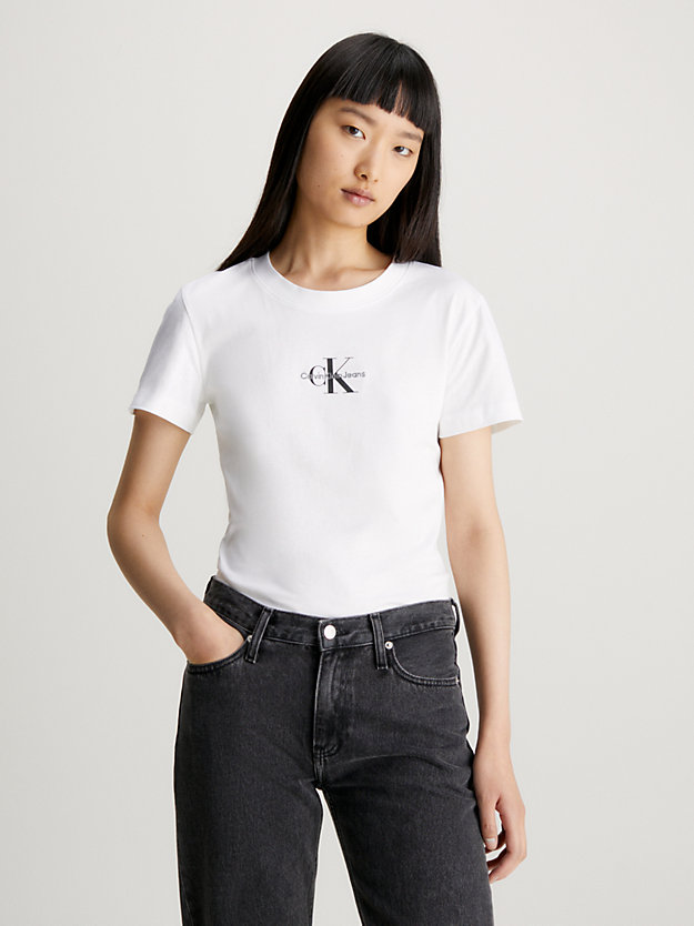 bright white wąski t-shirt z monogramem dla kobiety - calvin klein jeans