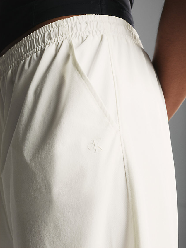 white fallschirmhose mit weitem bein für damen - calvin klein jeans