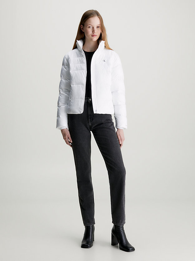 bright white kort fitted pufferjack voor dames - calvin klein jeans