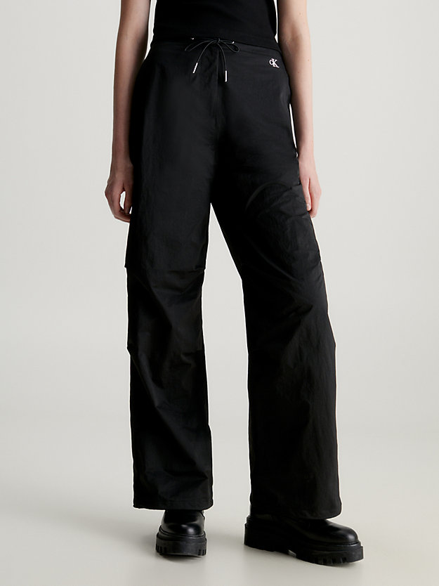 ck black spodnie parachute z miękkiego nylonu dla kobiety - calvin klein jeans