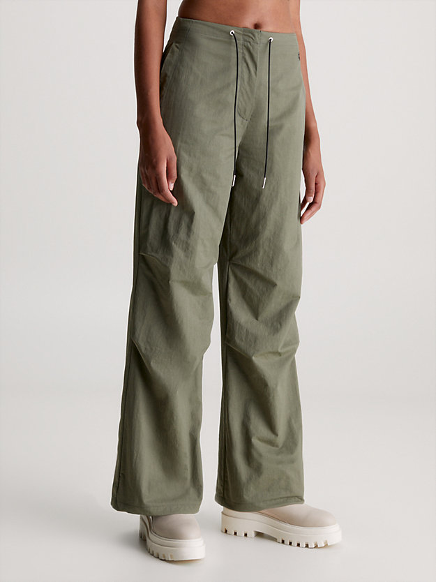 dusty olive spodnie parachute z miękkiego nylonu dla kobiety - calvin klein jeans