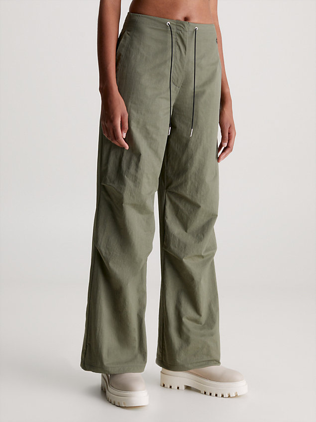 pantalones parachute de nailon suave green de mujeres calvin klein jeans