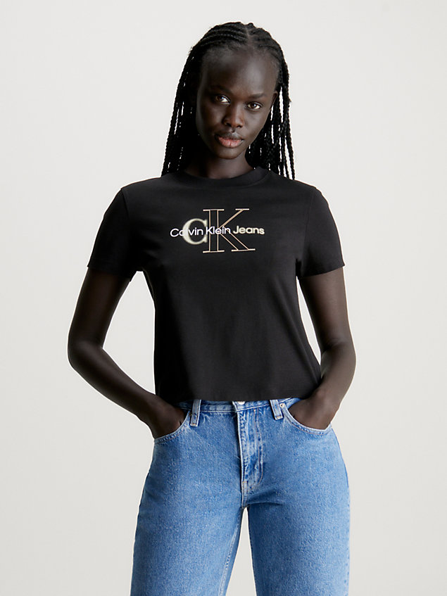 black t-shirt o skróconym kroju z monogramem dla kobiety - calvin klein jeans