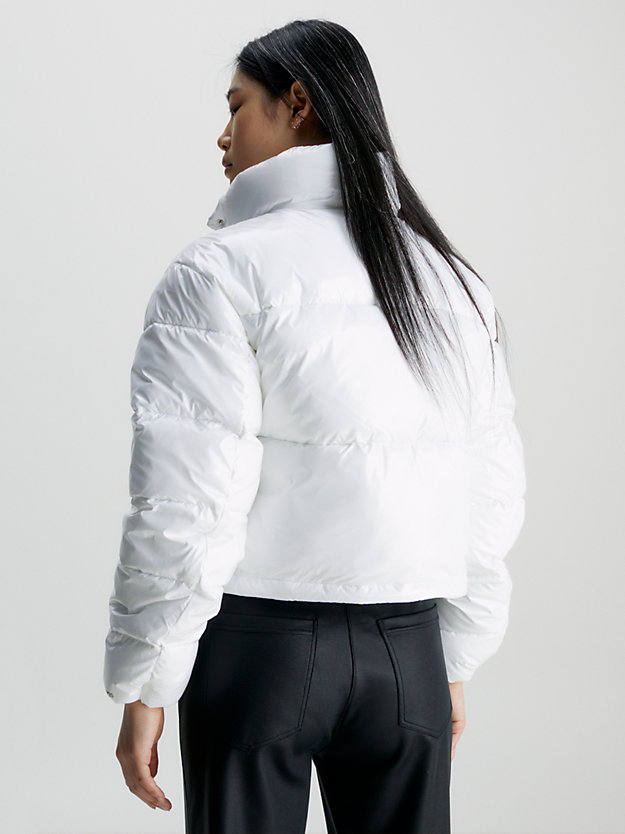 bright white błyszcząca kurtka puchowa o skróconym fasonie dla kobiety - calvin klein jeans