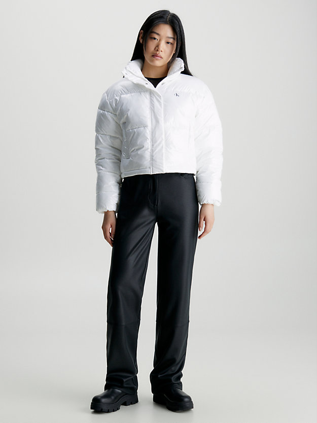 bright white cropped hoogglans pufferjack voor dames - calvin klein jeans
