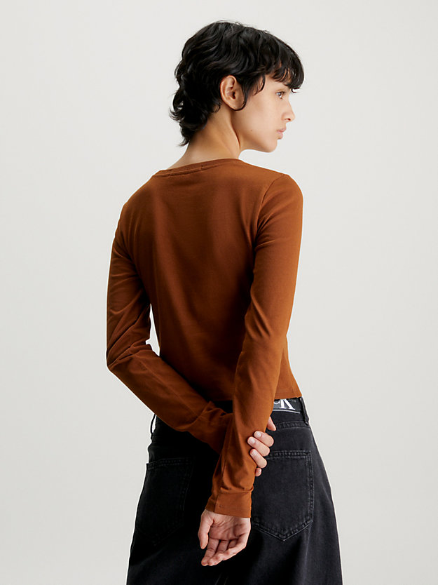 fudge brown t-shirt met lange mouwen en logo voor dames - calvin klein jeans