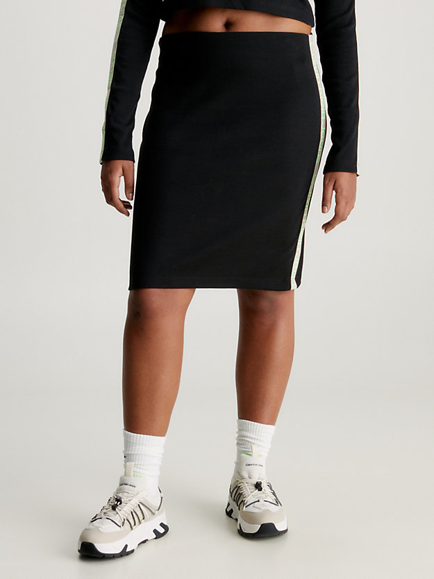 ck black wąska prążkowana spódnica z taśmą z logo dla kobiety - calvin klein jeans