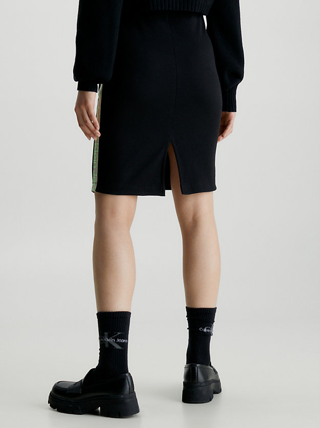ck black wąska prążkowana spódnica z taśmą z logo dla kobiety - calvin klein jeans
