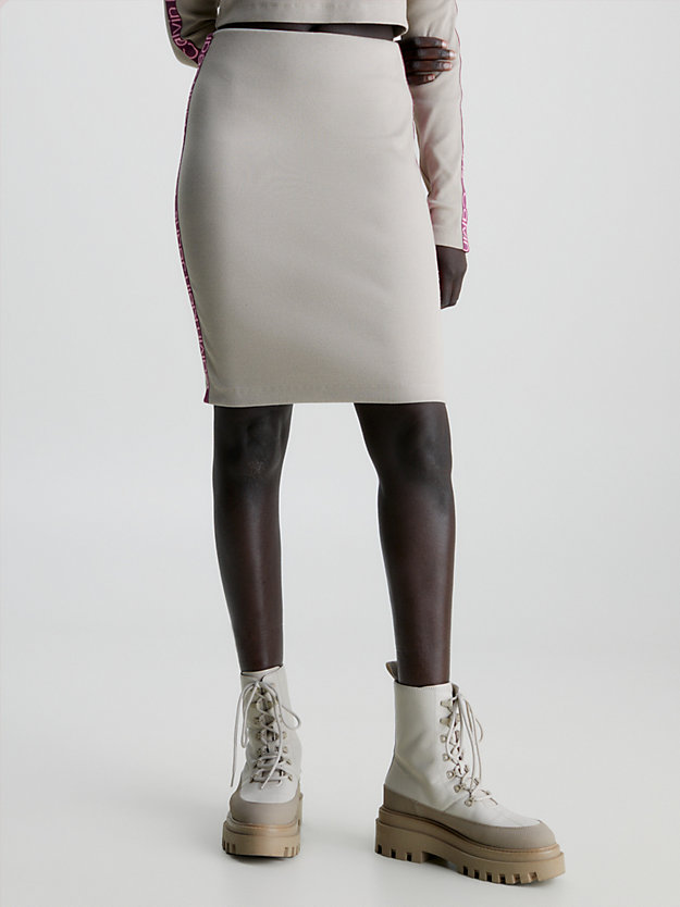 jupe slim côtelée avec logo tape plaza taupe pour femmes calvin klein jeans