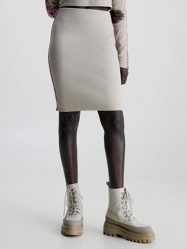 jupe slim côtelée avec logo tape beige pour femmes calvin klein jeans