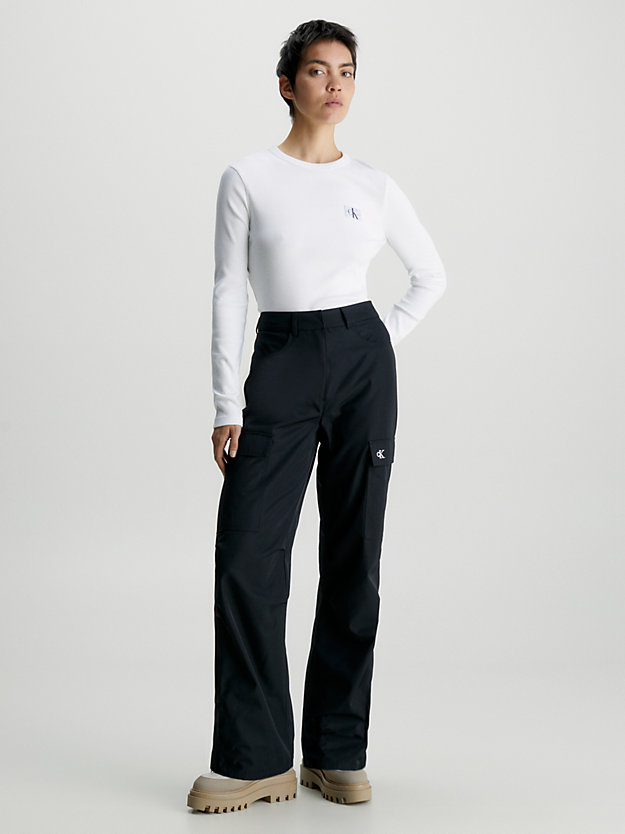 bright white wąski prążkowany top z długim rękawem dla kobiety - calvin klein jeans