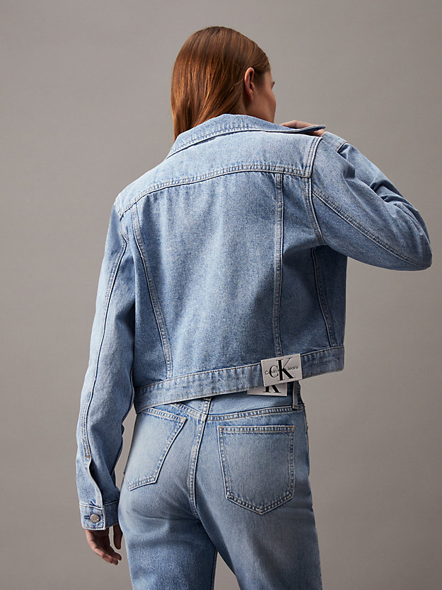 denim light cropped jeansjacke im neunzigerjahre-look für damen - calvin klein jeans