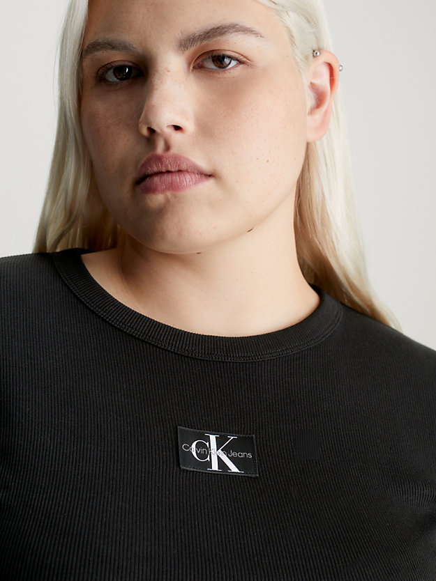 t-shirt grande taille en coton avec insigne ck black pour femmes calvin klein jeans