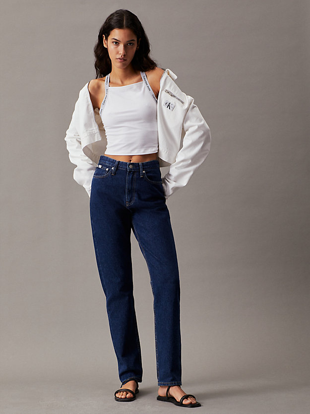 bright white top bez rękawów o skróconym kroju z taśmą z logo dla kobiety - calvin klein jeans