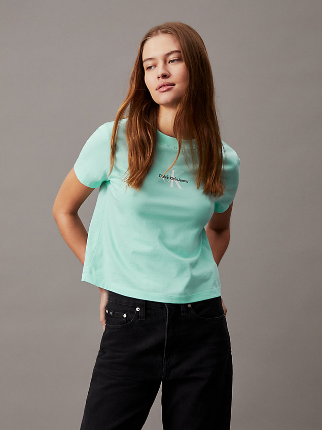 blue t-shirt o skróconym kroju z monogramem dla kobiety - calvin klein jeans