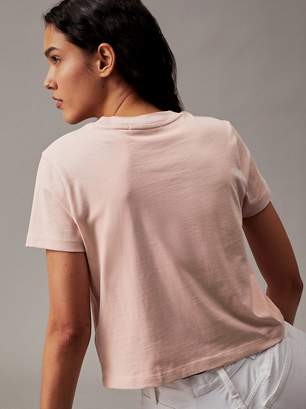 sepia rose t-shirt o skróconym kroju z monogramem dla kobiety - calvin klein jeans