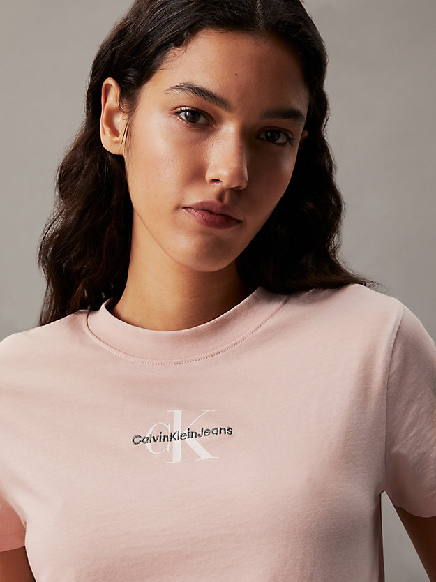 sepia rose t-shirt o skróconym kroju z monogramem dla kobiety - calvin klein jeans