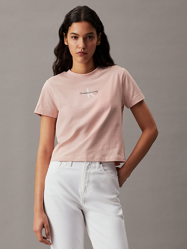 pink t-shirt o skróconym kroju z monogramem dla kobiety - calvin klein jeans
